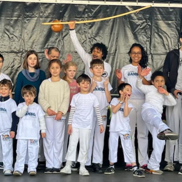 Le groupe de capoeira sur scène