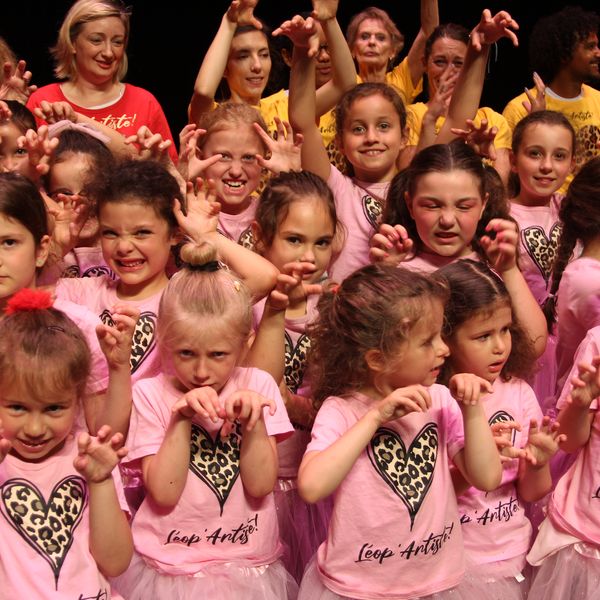 Un groupe d’enfants en tenue de scène