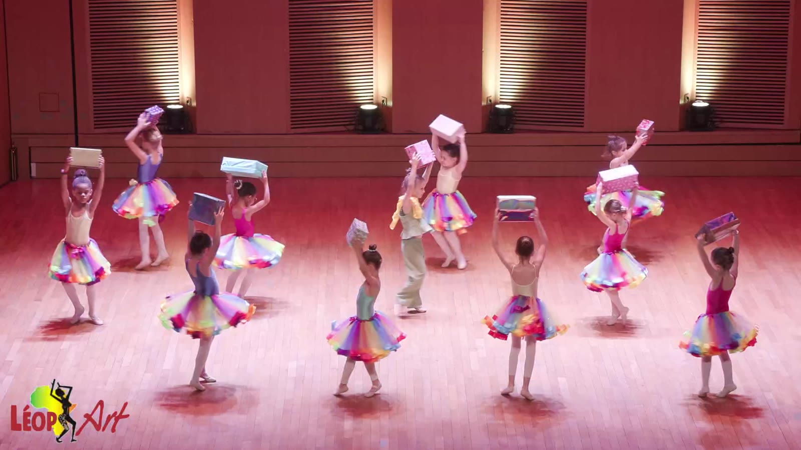Les jeunes élèves de Danseleopart en tutus colorés sur la scène de l’espace Sorano, pendant le gala de fin d’année